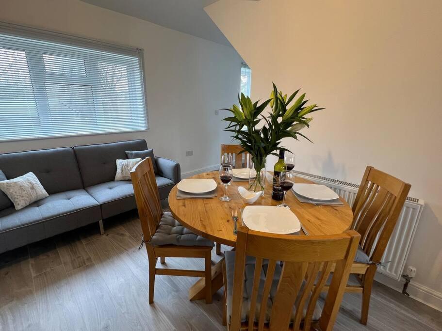 Ferienwohnung Ground Floor Flat With Parking, Sleeps 3 Wheatley Exterior foto