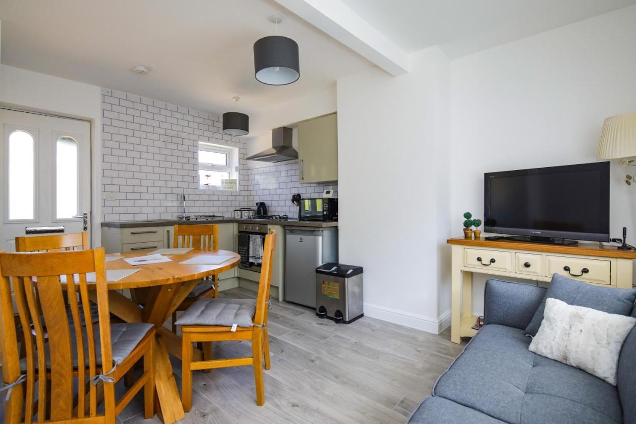 Ferienwohnung Ground Floor Flat With Parking, Sleeps 3 Wheatley Exterior foto